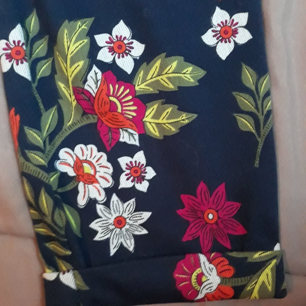 Ladies lg blue floral jeggings. NWT. No flaws.